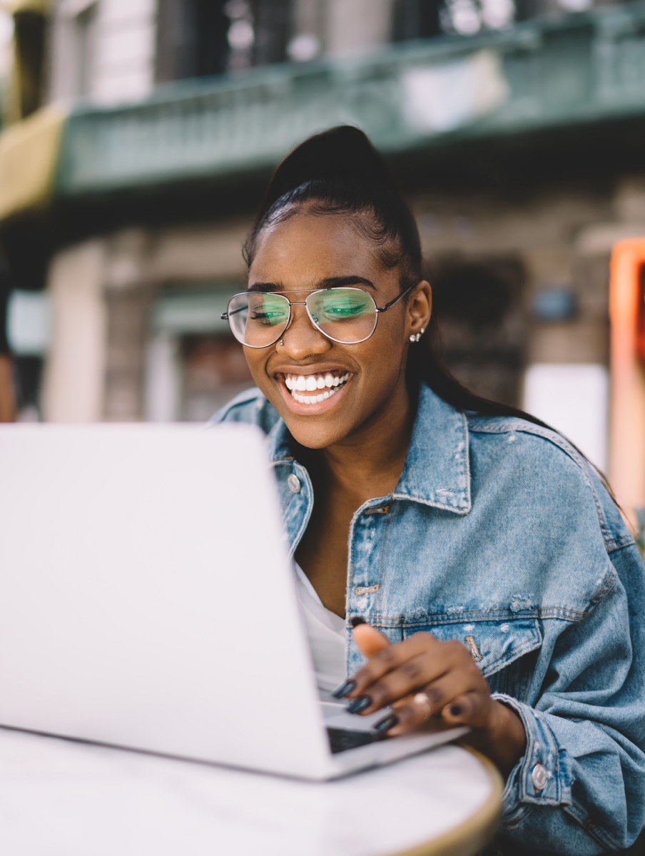 Donne che usano un laptop